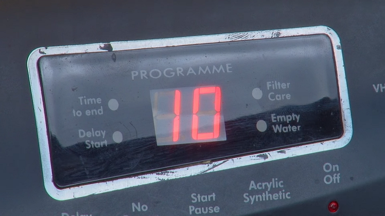The two-digit display screen on the tumble dryer