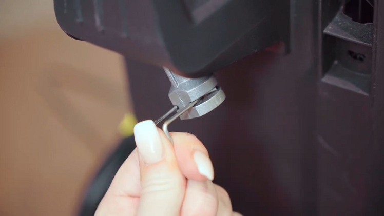 Before fitting the connection hose at the back, make sure the clip is not in place