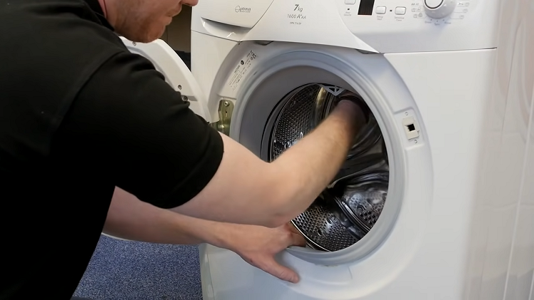Pull the washing machine seal and inspect the gap for any obstructions. 
