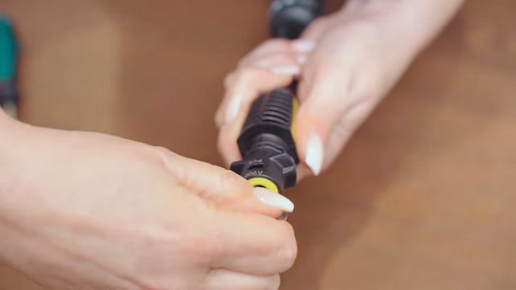 To check the seal in either tool, first use a 50p coin to unscrew the yellow stopper at the end.