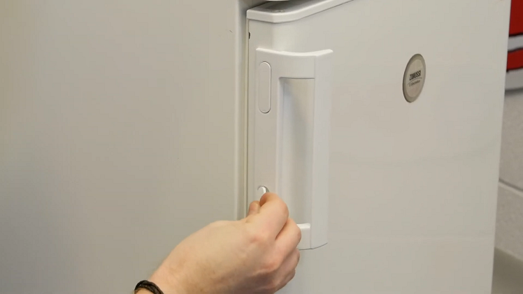 How to fix a Universal Fridge or Freezer Door Handle | eSpares