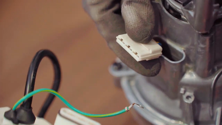 To fully disconnect the electrical assembly from the motor, simply disconnect the mains connection plug.