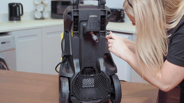 Using your Torx T15 screwdriver, you will need to unscrew the eight screws that keep the front casing connected.