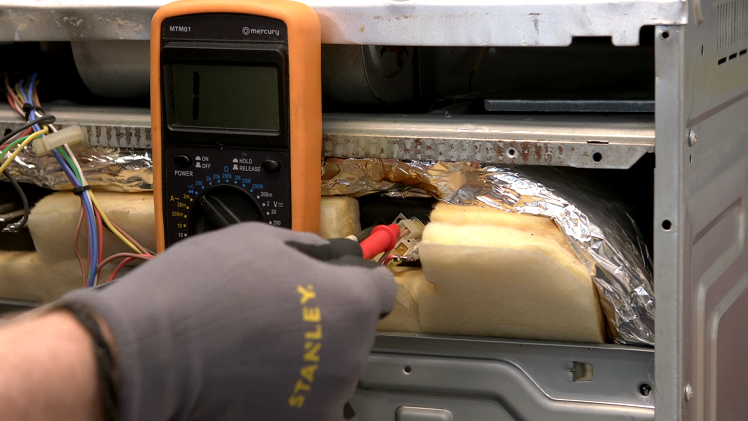 Testing The Electrical Connection Of The Thermal Cut Out With A Multimeter