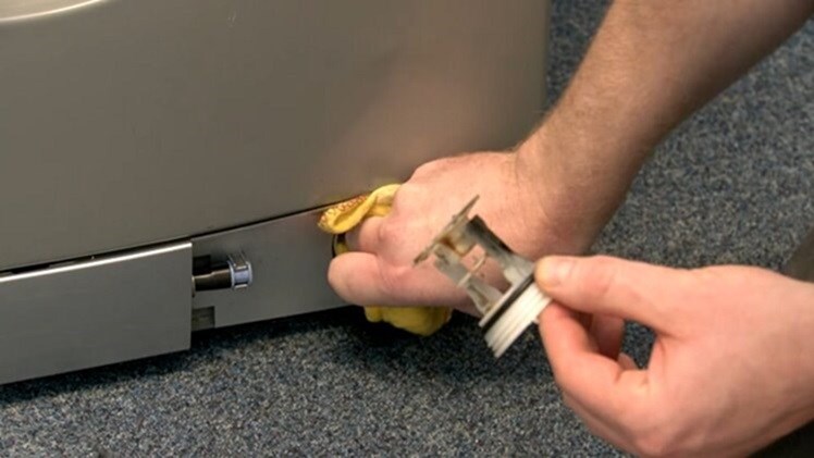 Clean the inside of the washing machine filter housing with a cloth