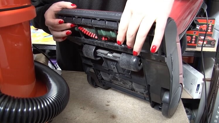 Check The Vacuum Cleaner's Brush Roll For Trapped Hair Or Damage