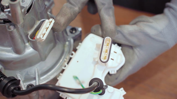 When refitting the plug, make sure the slot and the grooves refit into the opposite sides.