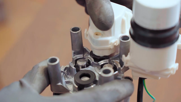 Make sure the small black gasket doesn't fall off again and stays in the correct position. 