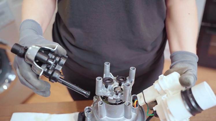 Once unscrewed, you will be able to separate the pump assembly from the top of the motor.
