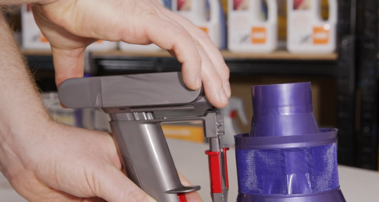 replacing battery on dyson cordless vacuum