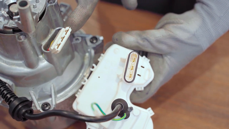 On the part of the plug coming from the motor, you will be able to see a slot (two ridges) on one side of the plug.