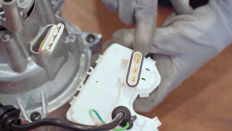 With the plug on the electrical assembly, you will see a groove (one ridge) on one side inside the plug.