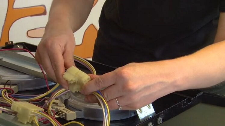 Reconnect the electrical connection plugs from the oven to the top panel