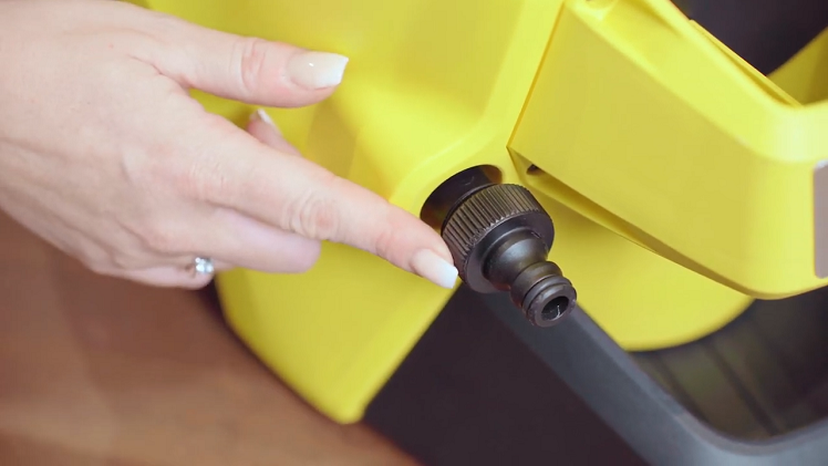 Make sure the water inlet connection is screwed on tightly all the way.