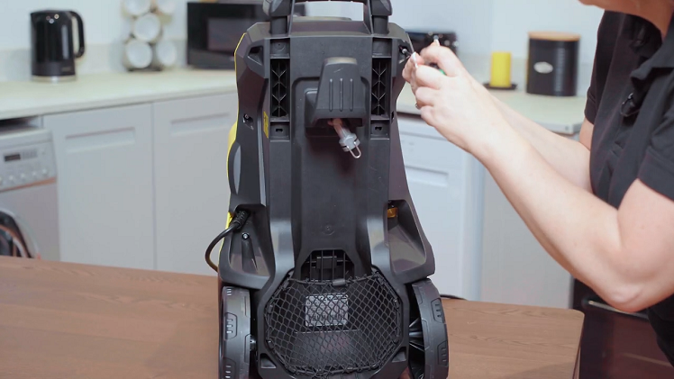 Using your Torx T15 screwdriver, you will need to unscrew the eight screws that keep the front casing connected.