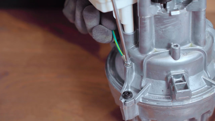 Using your Torx T20 screwdriver, screw the earth wire back onto the motor.