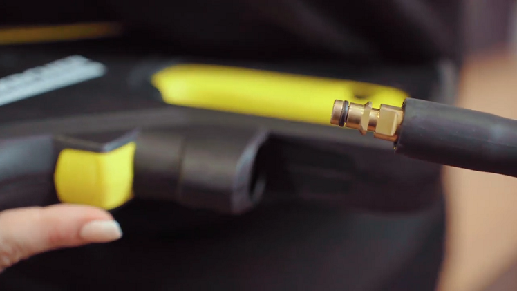 Pull the connection hose connection out of the pressure washer hand gun smoothly