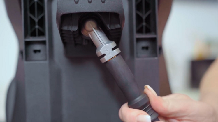 When fitting the hose, make sure the flat sides on both connections align properly. 