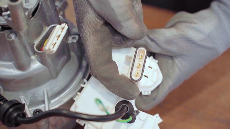 You will see a slot (two ridges) on the other side inside the plug.