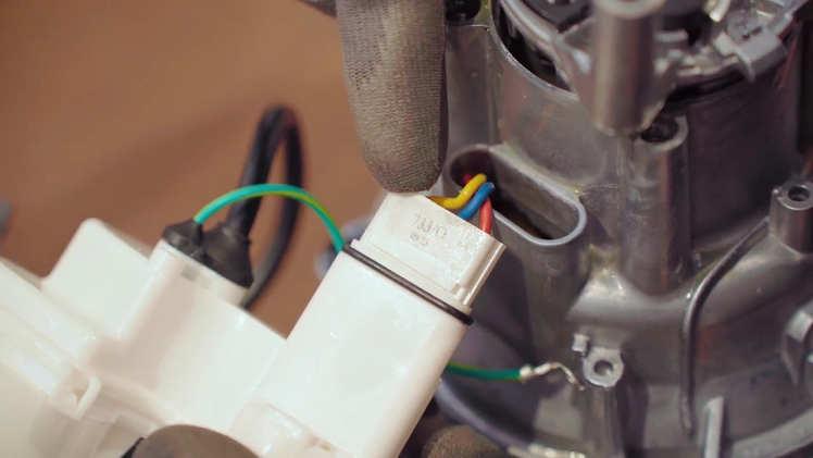 To fully disconnect the electrical assembly from the motor, simply disconnect the mains connection plug.