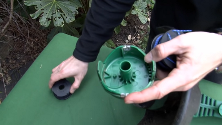 How to replace strimmer spool & line in your Black and Decker