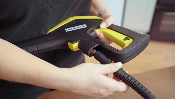 Turn the connection hose in either direction, working it around and pushing it into the hand gun