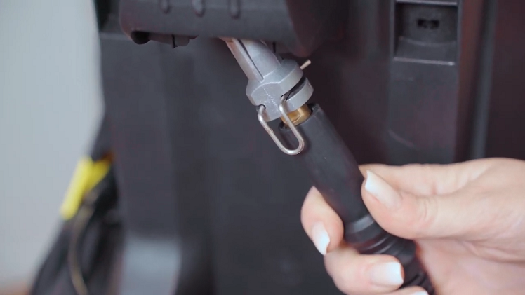When fitting your hose slot it into the rear connection before clipping it into place, otherwise it will leak.