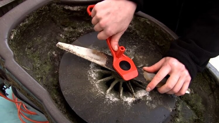 Rescrew the impeller and blade back into place and tighten the large knob with the Flymo spanner