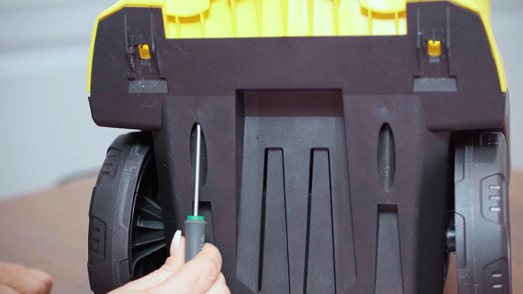 Tighten the two screws on the underside of the pressure washer.