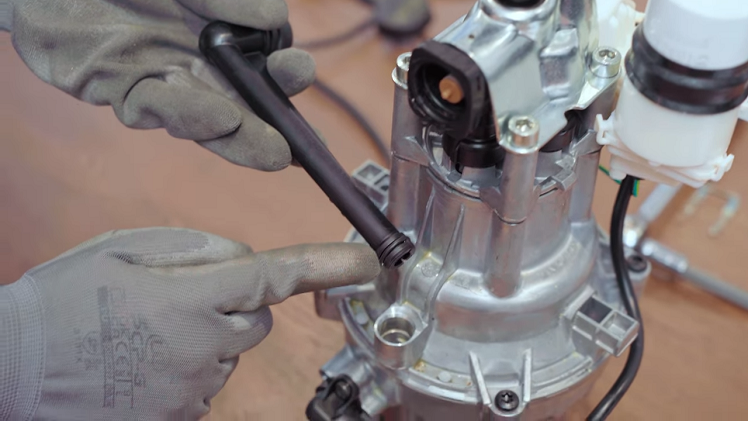 Check the thinner bottom side of the pump feed pipe and inspect the rubber O ring seal.