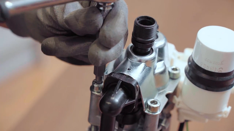 Using a H6 socket, screw the four screws back into place to secure the pump assembly onto the motor, tightening each bolt little by little.