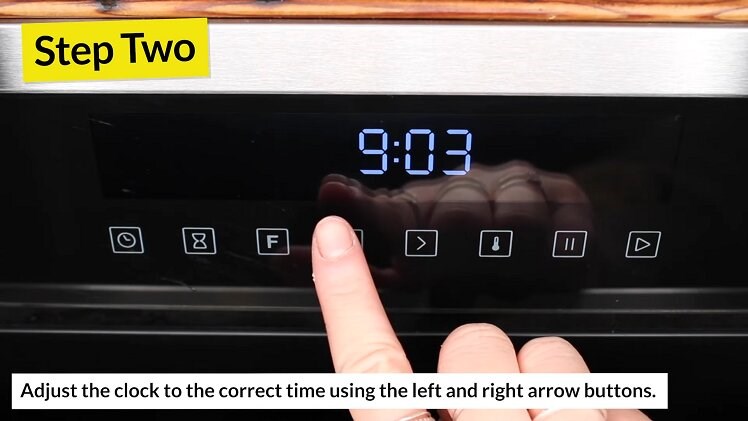 Press the left or right arrow button to change the hour displayed on the oven clock