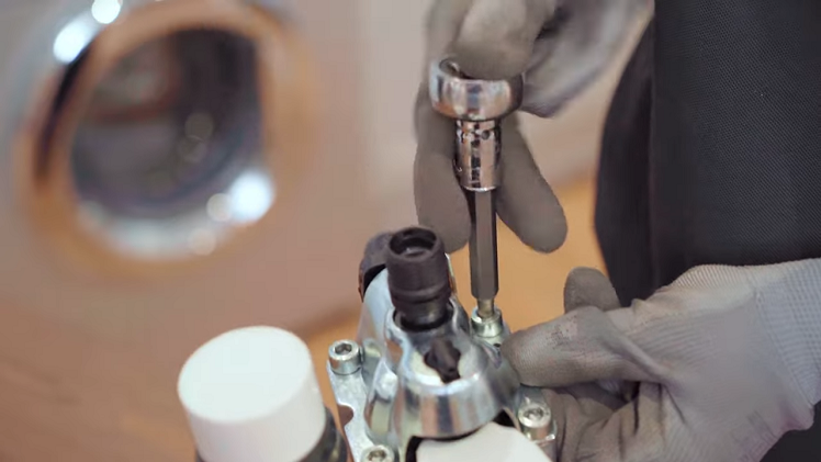 Inspect the pump feed pipe and water inlet pipe.