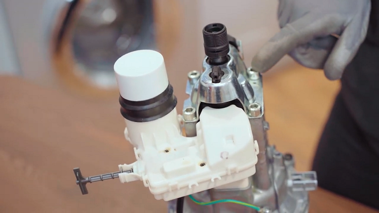 You now need to separate the pump assembly from the top of the motor using a H6 socket.